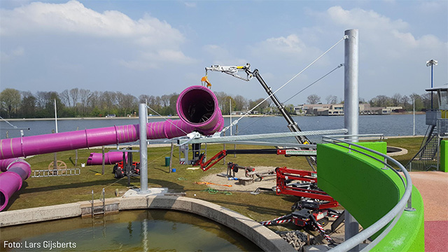 640px-Watergames&More_Maarsseveense-Plassen_Lars hoe wordt een glijbaan gemaakt