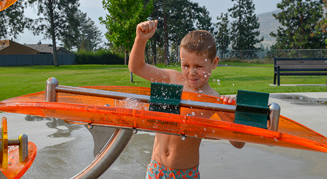 Waterplay_Watergames-&-More_Spray-Park_Waterfall-(3) spelen met water