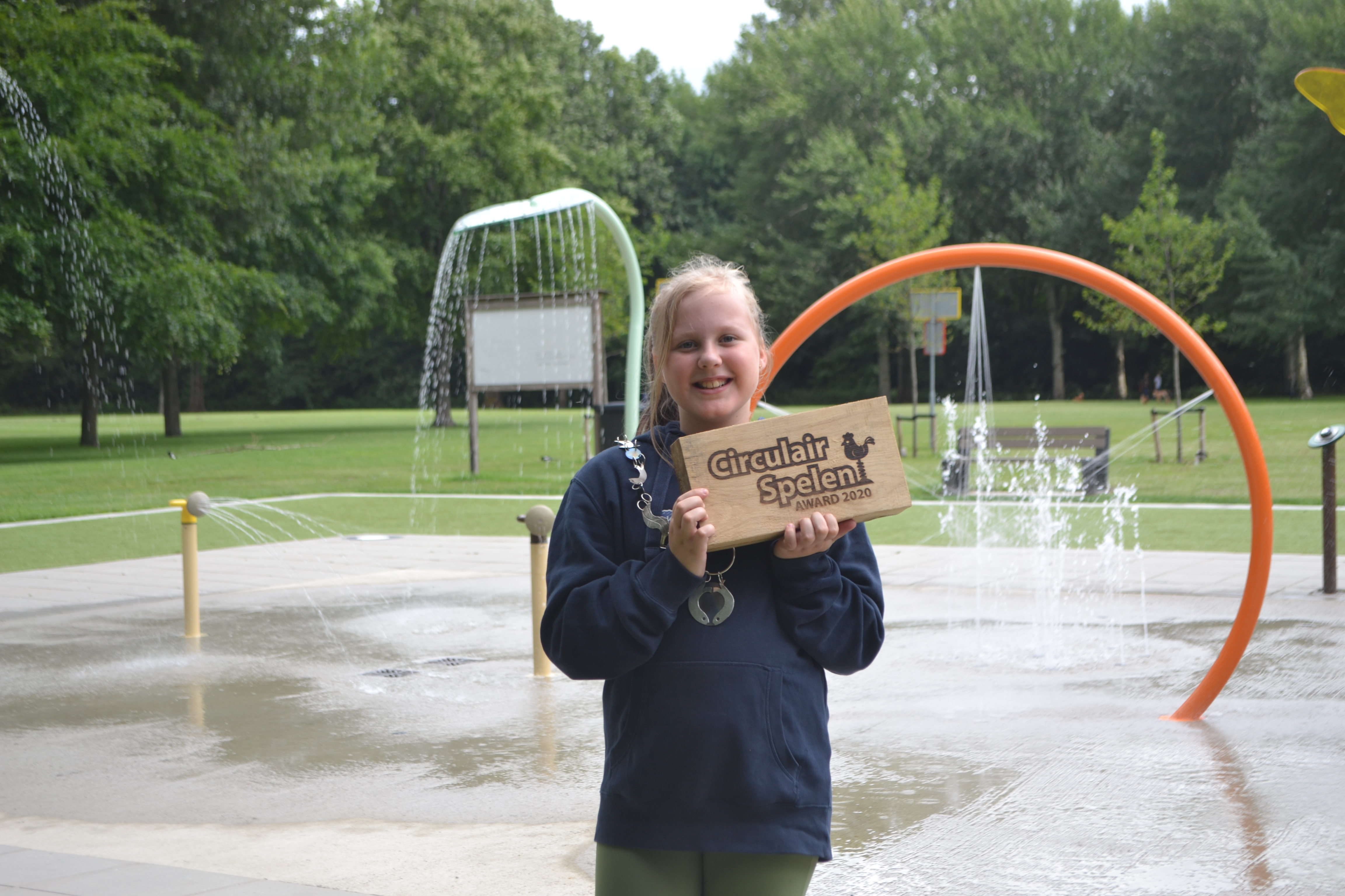 Kinderburgemeester Naomi Vermeulen met de Circulair Spelen Award