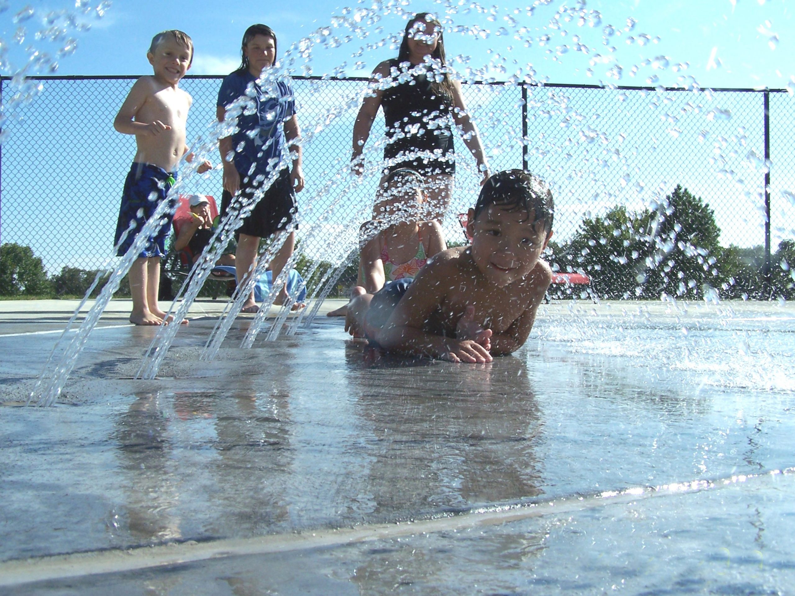 Waterplay Watergames & More Spray Park Spray Tunnel Sfeerbeeld Kind